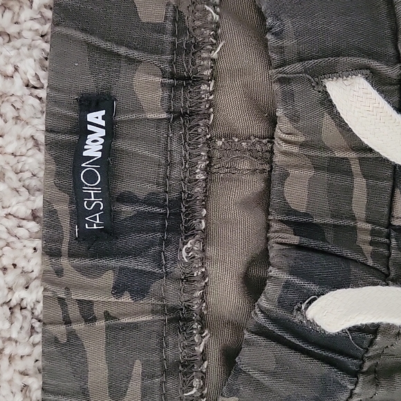 Fashion Nova elastic army print pants - Picture 3 of 3